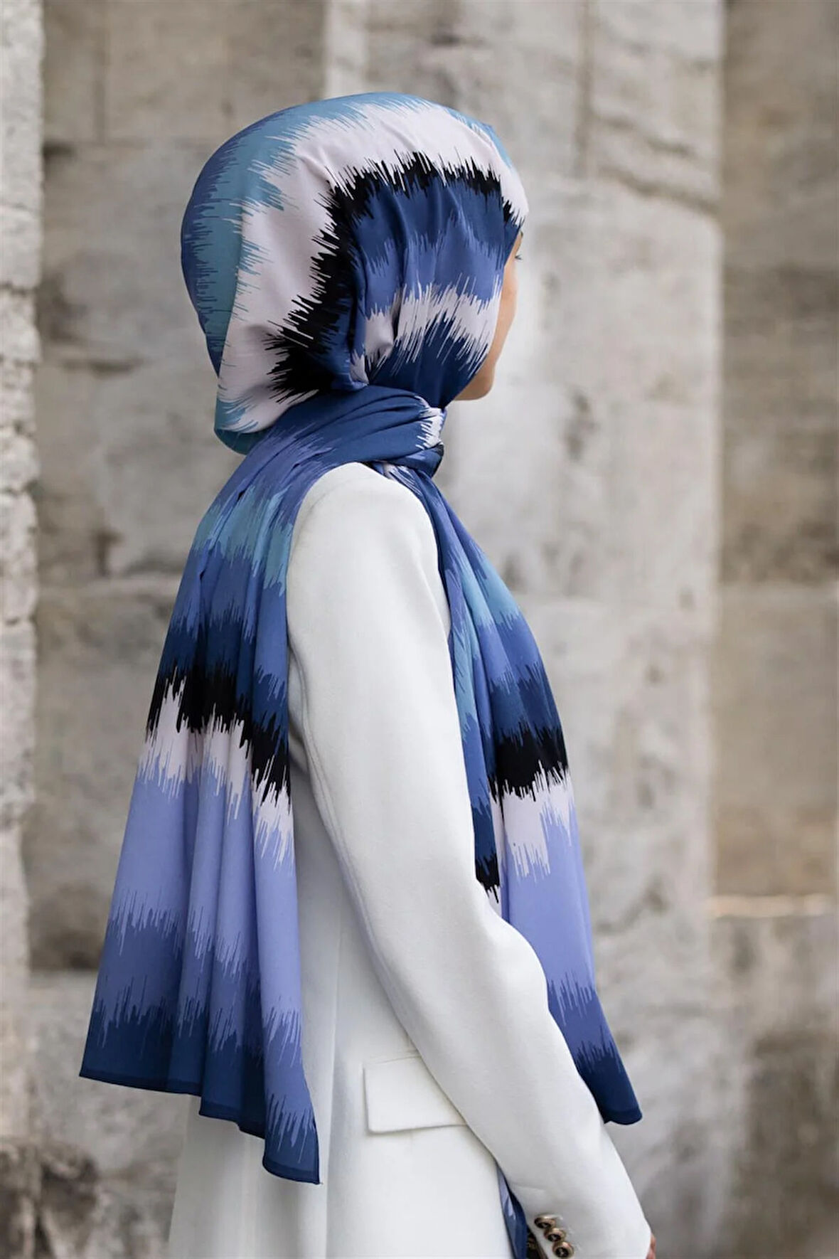 LÜKS MEDİNE İPEĞİ FREKANS  DESENLİ İNDİGO RENKLİ 75X195 KIRIŞMAZ ŞAL MOSS KREP DİKİŞ TİPİ İTALYAN DİKİŞLİ