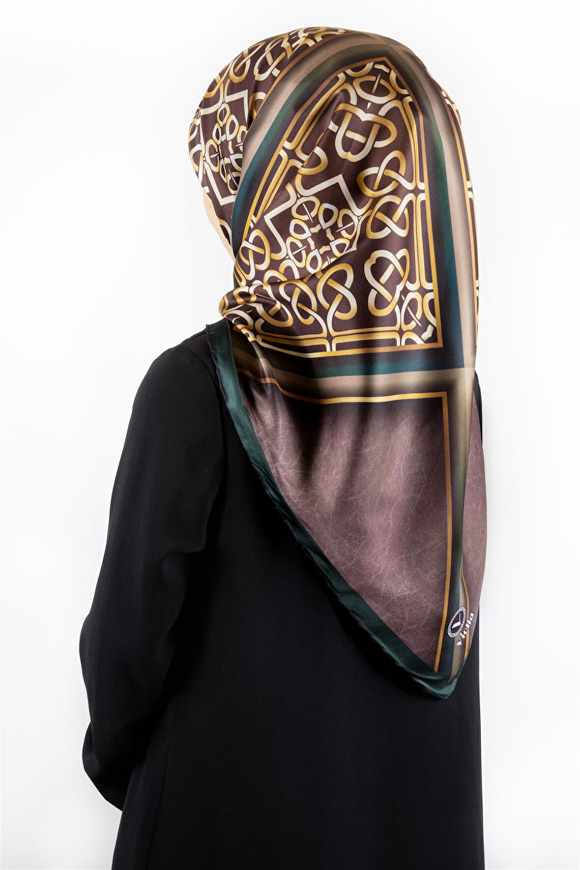 Twill Gold Çerçeveli Barok Desenli Zümrüt Yeşili Renkli 90x90 Eşarp (İpek İçermez) Kenar Dikiş Şekli El Dikişli