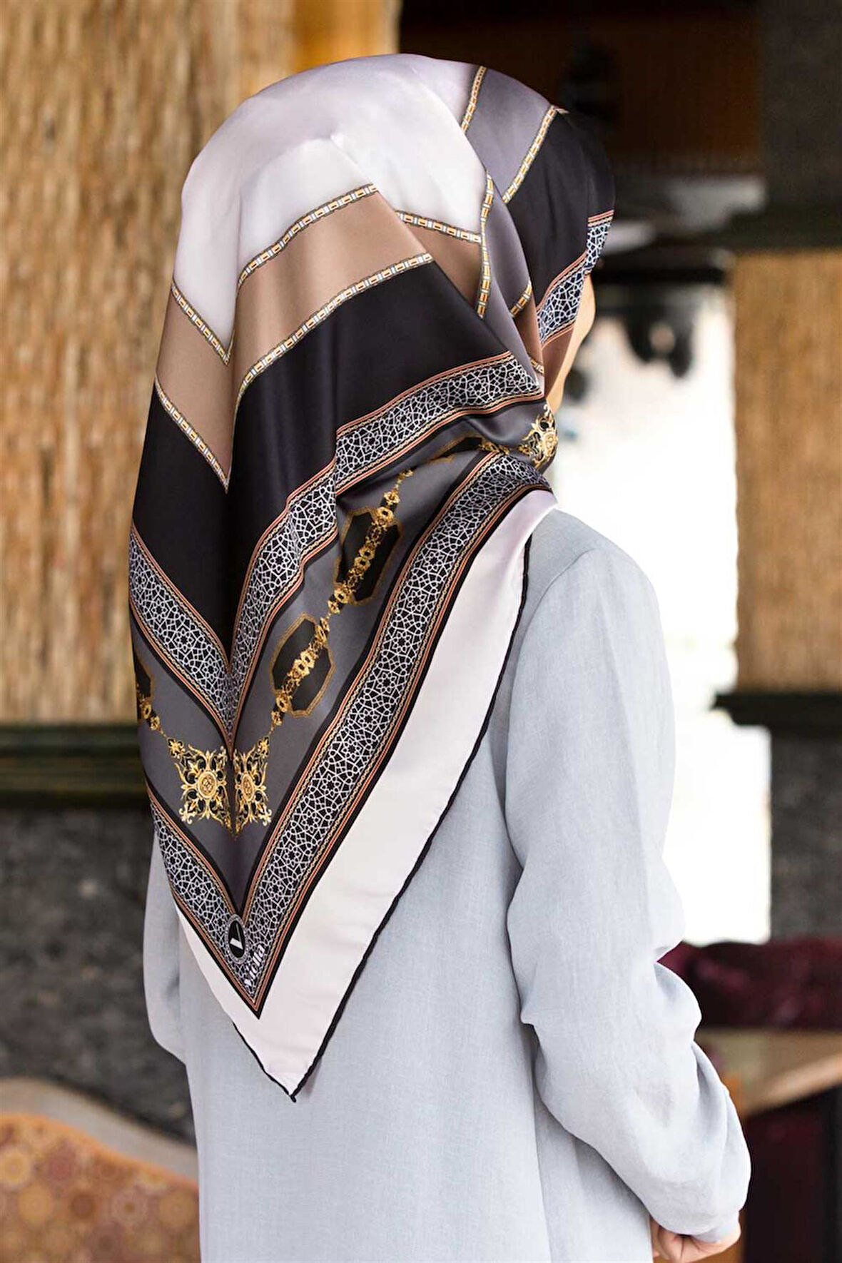 Twill Gold Detaylı ve Antik Motif Desenli Gri Renkli 90x90 Eşarp (İpek İçermez) Kenar Dikiş Şekli El Dikişli