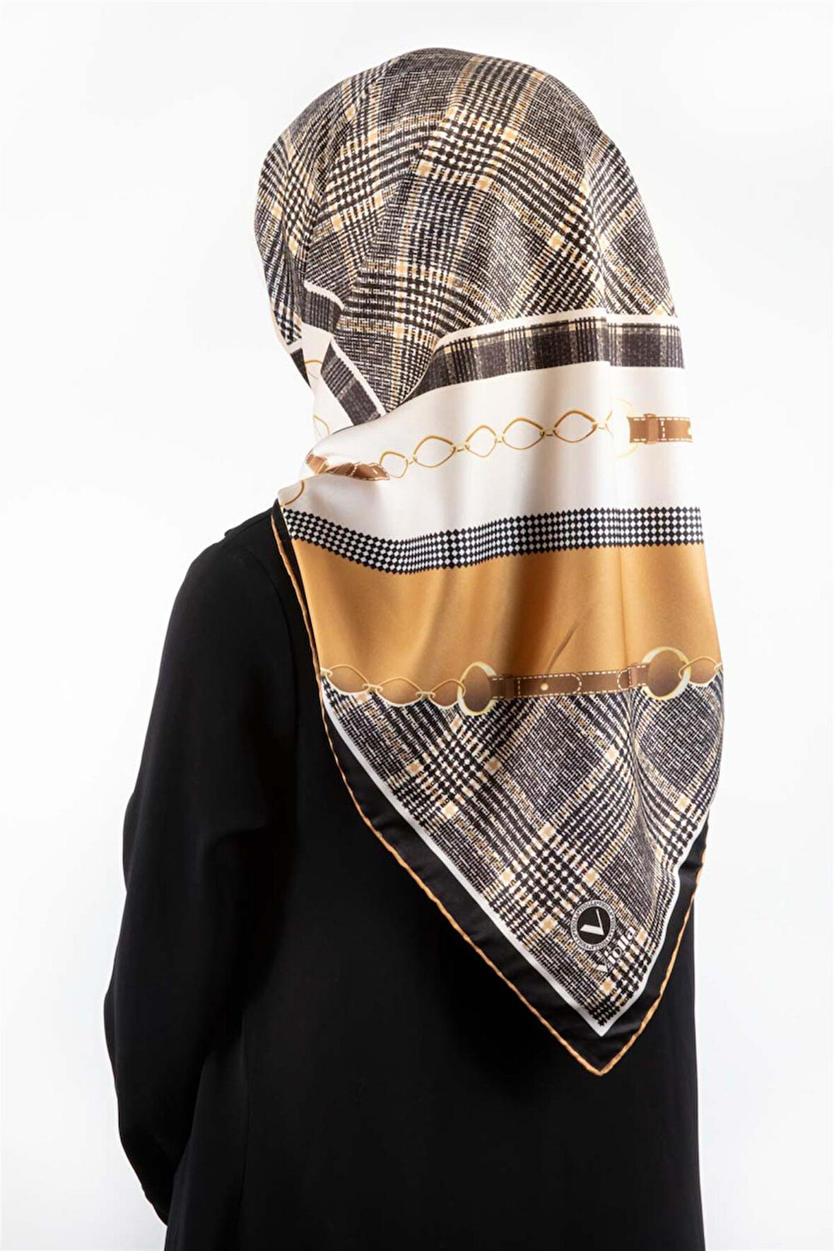 Twill Kemer ve Zincir Detaylı Ekose Desenli Hardal Renkli 90x90 Eşarp (İpek İçermez) Kenar Dikiş Şekli El Dikişli