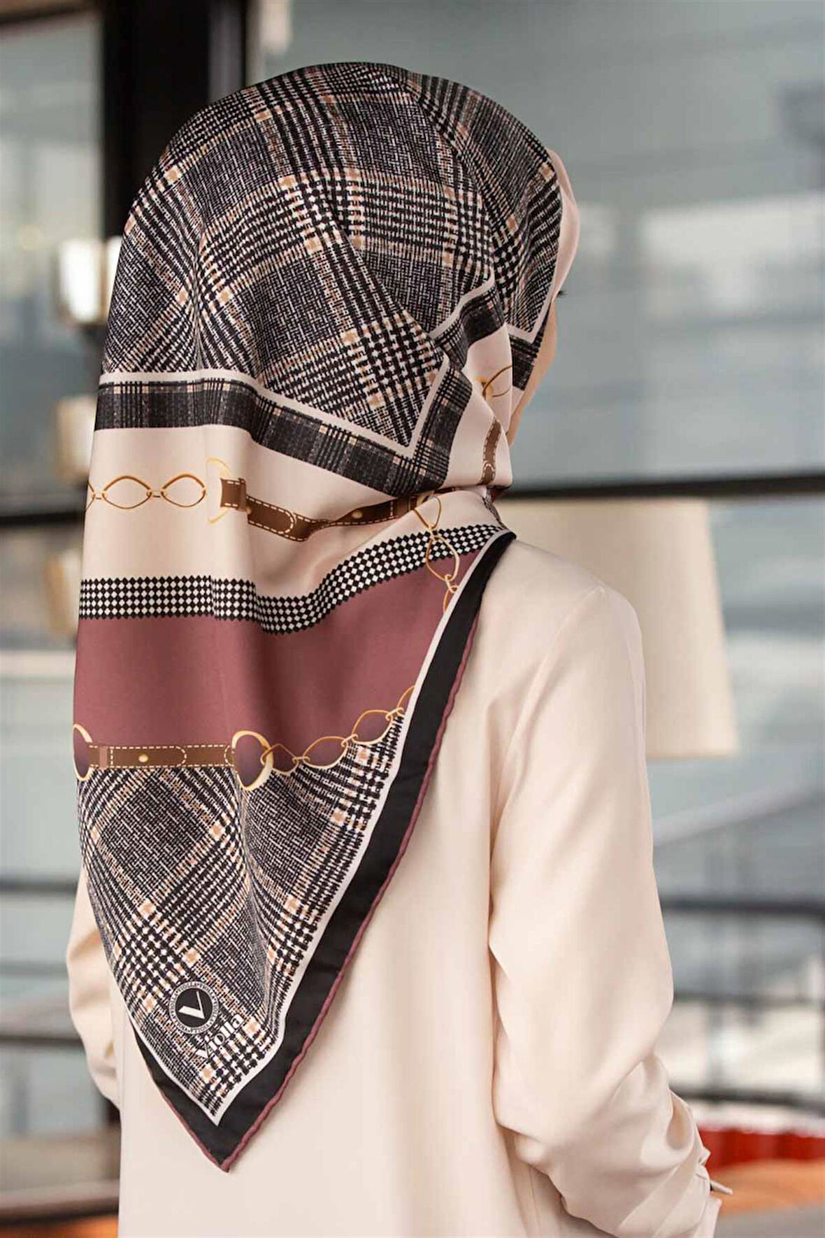 Twill Kemer ve Zincir Detaylı Ekose Desenli Gül Kurusu Renkli 90x90 Eşarp (İpek İçermez) Kenar Dikiş Şekli El Dikişli