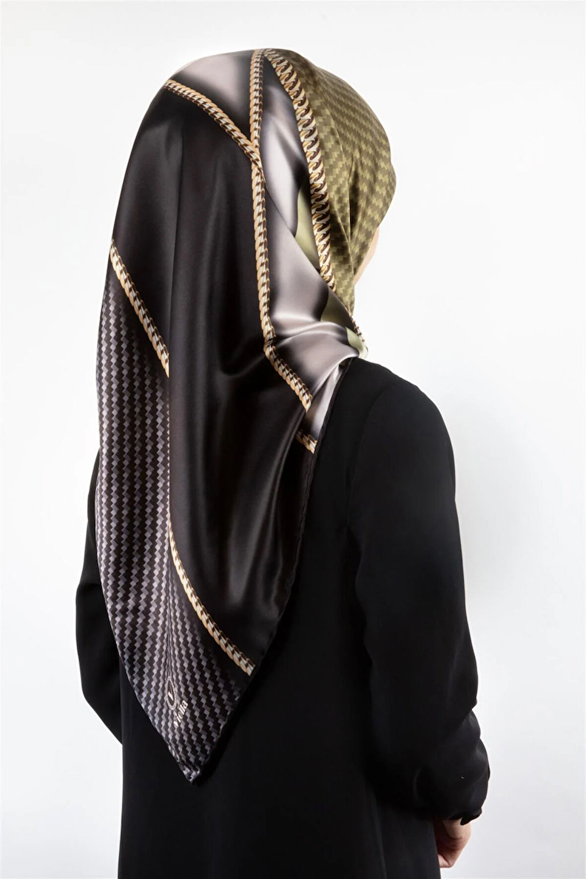 Rayon Gold Detaylı Geometrik Desenli Haki Renkli 90x90 Eşarp (İpek İçermez) Kenar Dikiş Şekli El Dikişli