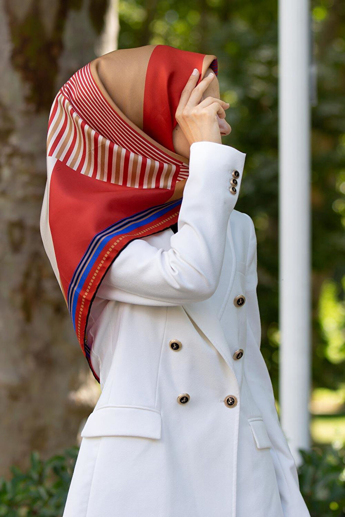 %100 Twill İpek Geometrik Desenli Kırmızı - Saks Renkli 90x90 Eşarp Dikim Şekli : El Dikişi