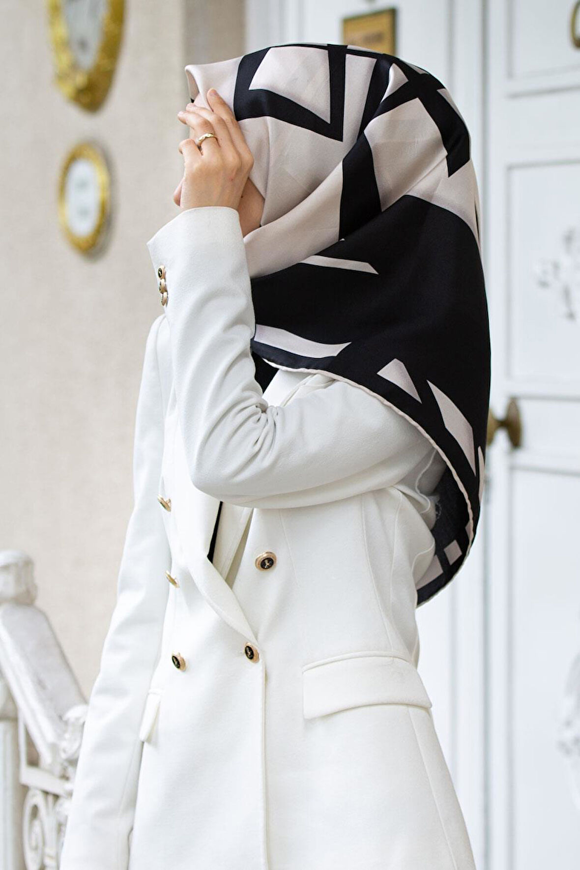 %100 Twill İpek Geometrik Desenli Siyah - Krem Renkli 90x90 Eşarp Dikim Şekli : El Dikişi