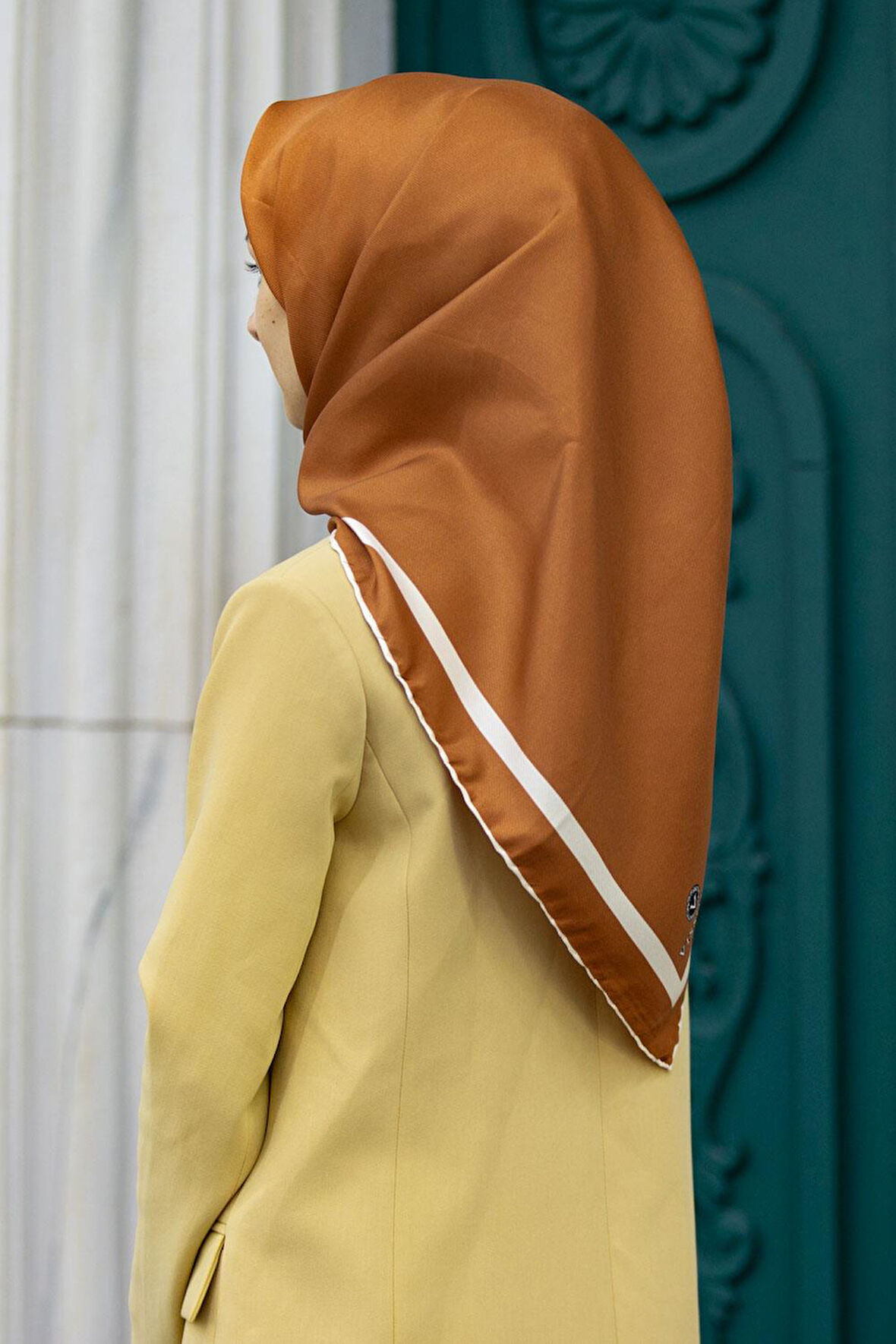 100% Twill İpek Düz Renk Bordür Desenli Hardal - Krem Renkli Daha Tok Exclusive Serisi 90x90 Dikim Şekli : El Dikişi Eşarp