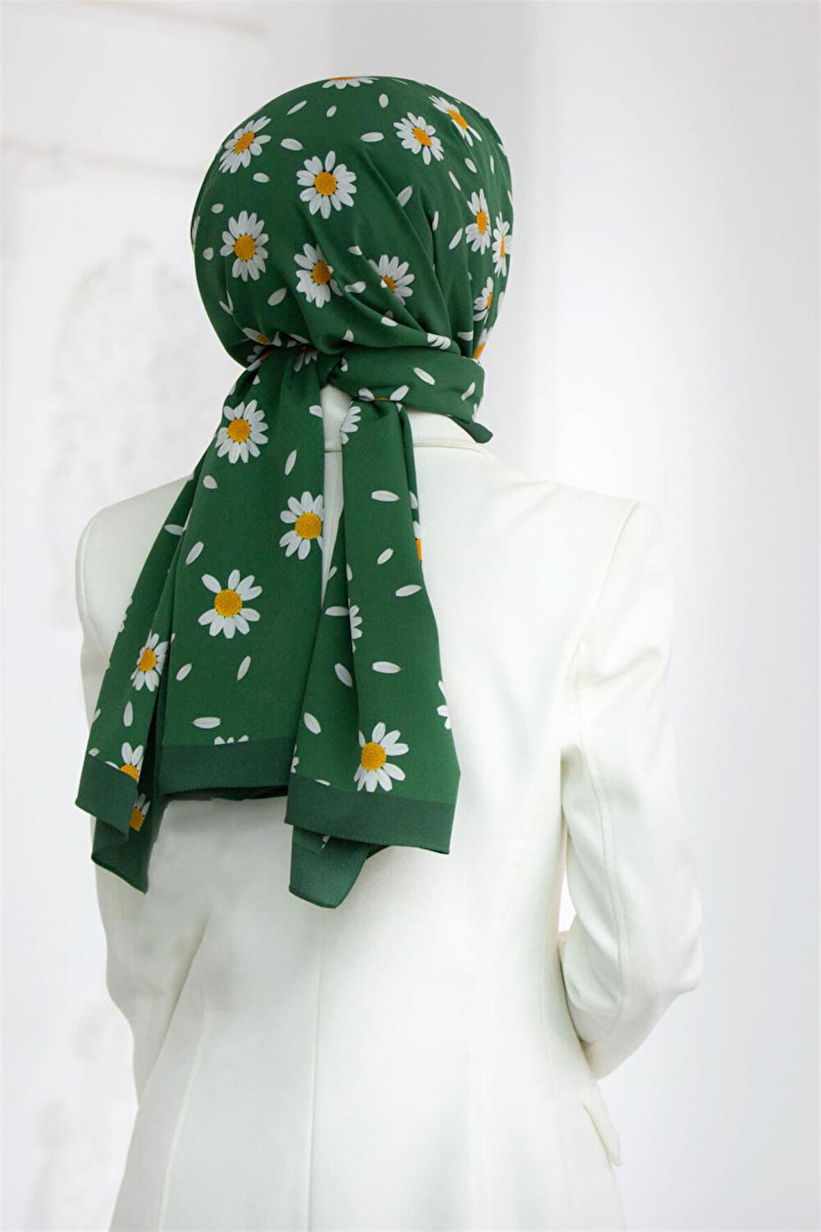 LÜKS MEDİNE İPEĞİ PAPATYA DESENLİ ZÜMRÜT YEŞİLİ RENKLİ 75X195 KIRIŞMAZ ŞAL MOSS KREP DİKİŞ TİPİ İTALYAN DİKİŞLİ