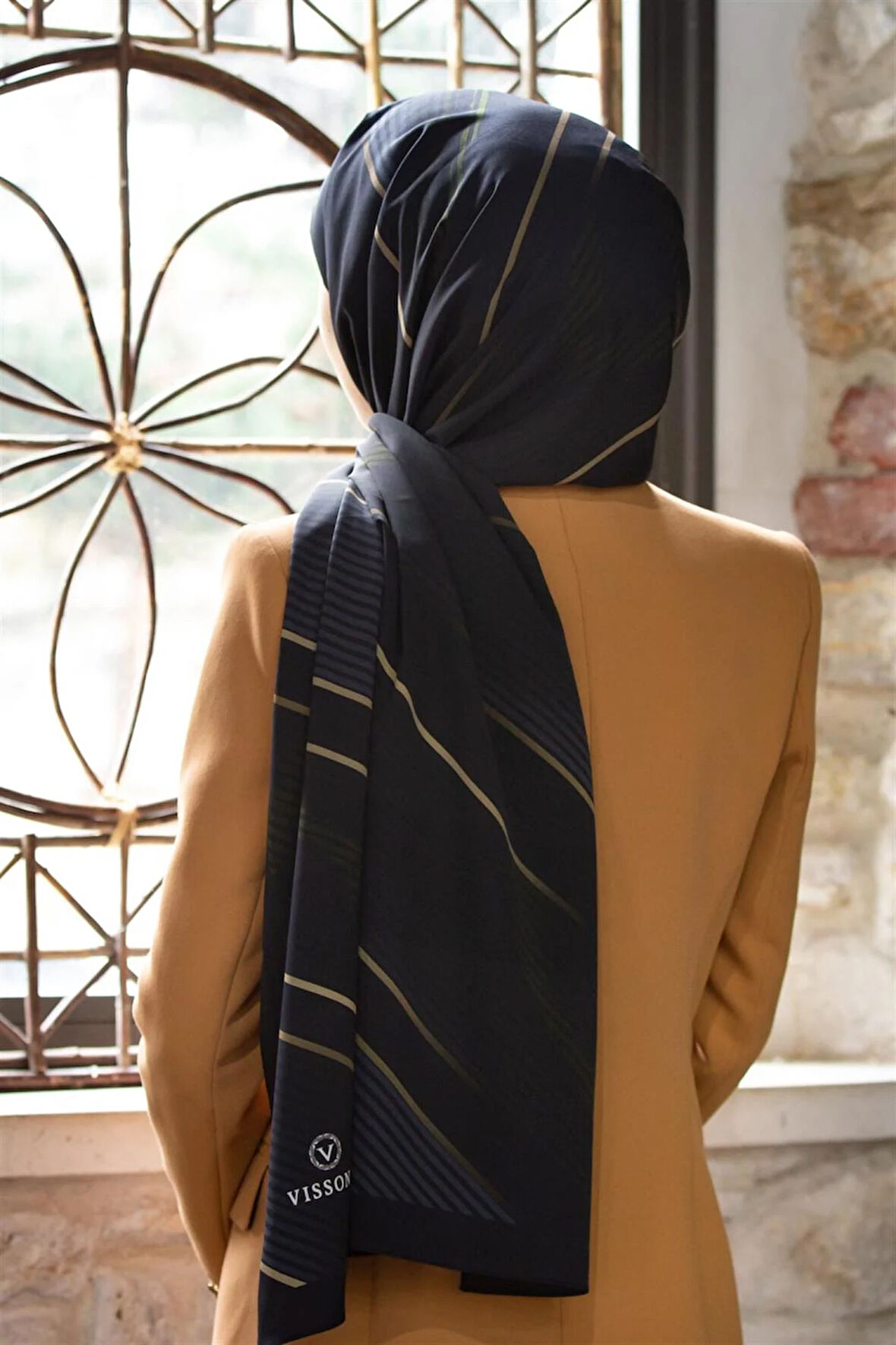 LÜKS MEDİNE İPEĞİ ÇAPRAZ ÇİZGİLİ DESENLİ SİYAH RENKLİ 75X195 KIRIŞMAZ ŞAL MOSS KREP DİKİŞ TİPİ İTALYAN DİKİŞLİ