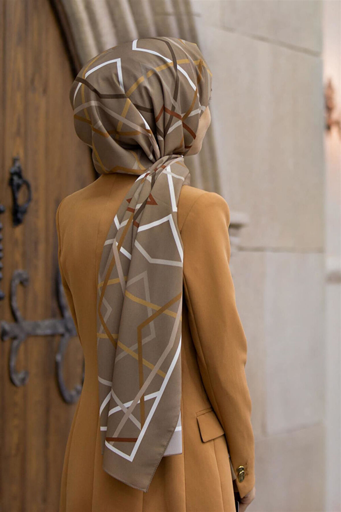 LÜKS MEDİNE İPEĞİ ÇİZGİLİ DESENLİ BEJ RENKLİ 75X195 KIRIŞMAZ ŞAL MOSS KREP DİKİŞ TİPİ İTALYAN DİKİŞLİ