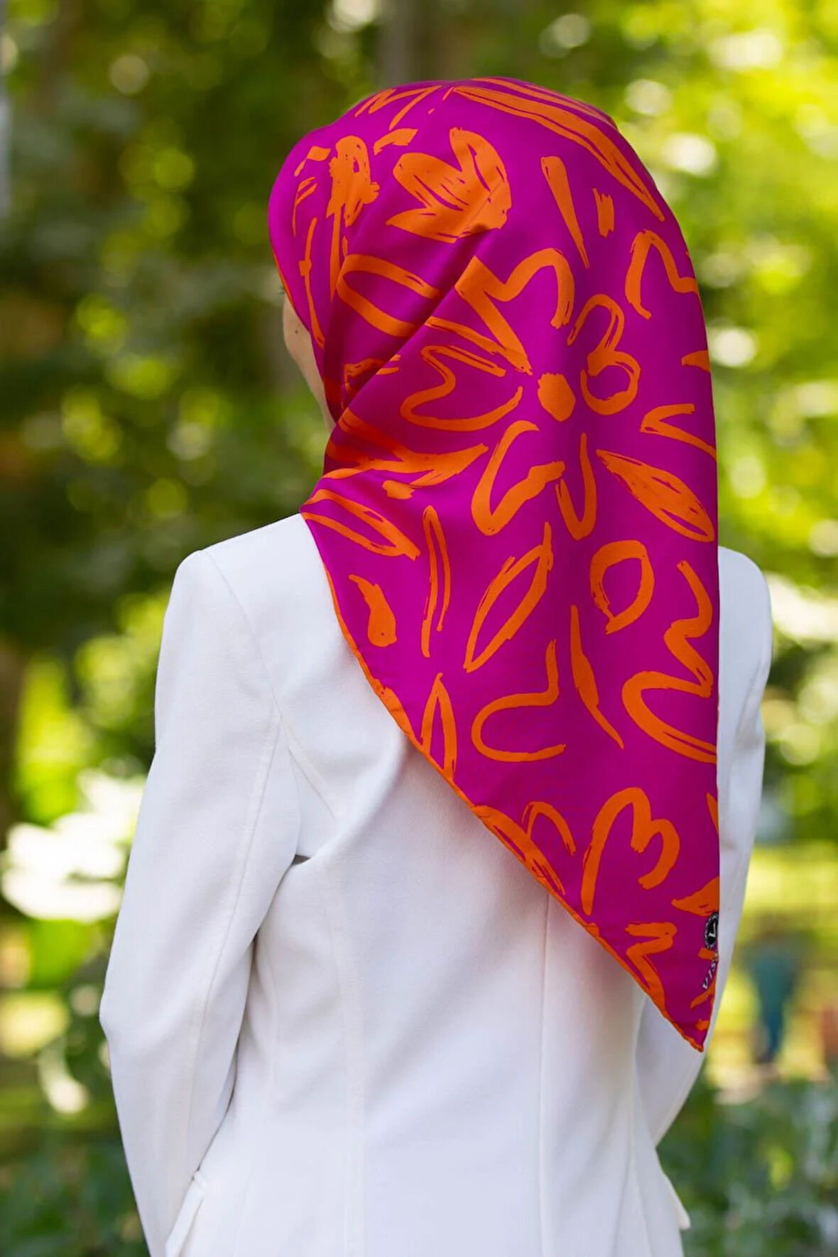 %100 Twill İpek Büyük Çiçek Desenli Fuşya - Turuncu Renkli 90x90 Eşarp Dikim Şekli : El Dikişi