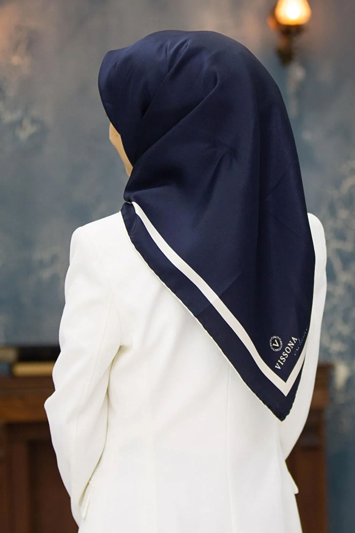 100% Twill İpek Düz Renk Bordür Desenli Lacivert - Krem Renkli Daha Tok Exclusive Serisi 90x90 Dikim Şekli : El Dikişi Eşarp