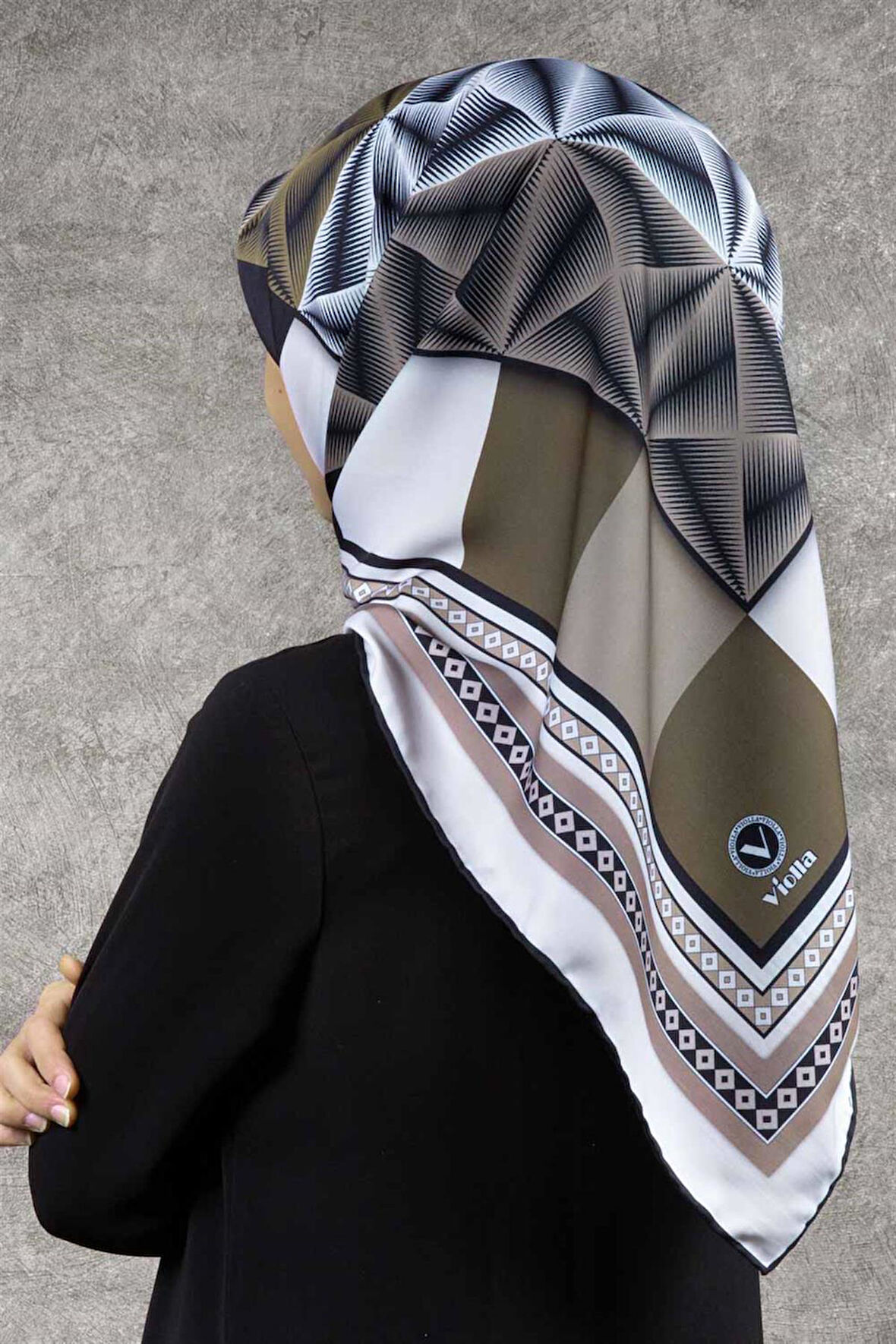 Twill Geometrik Desenli Bej - Krem Renkli 90x90 Eşarp (İpek İçermez) Kenar Dikiş Şekli El Dikişli