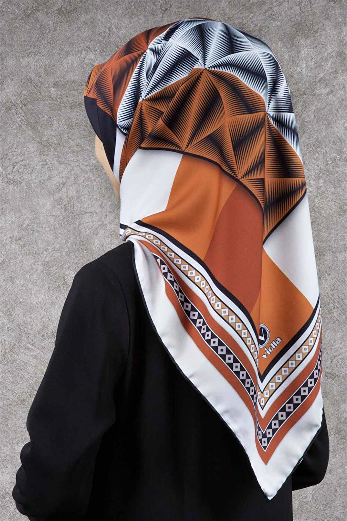 Twill Geometrik Desenli Taba - Krem Renkli 90x90 Eşarp (İpek İçermez) Kenar Dikiş Şekli El Dikişli