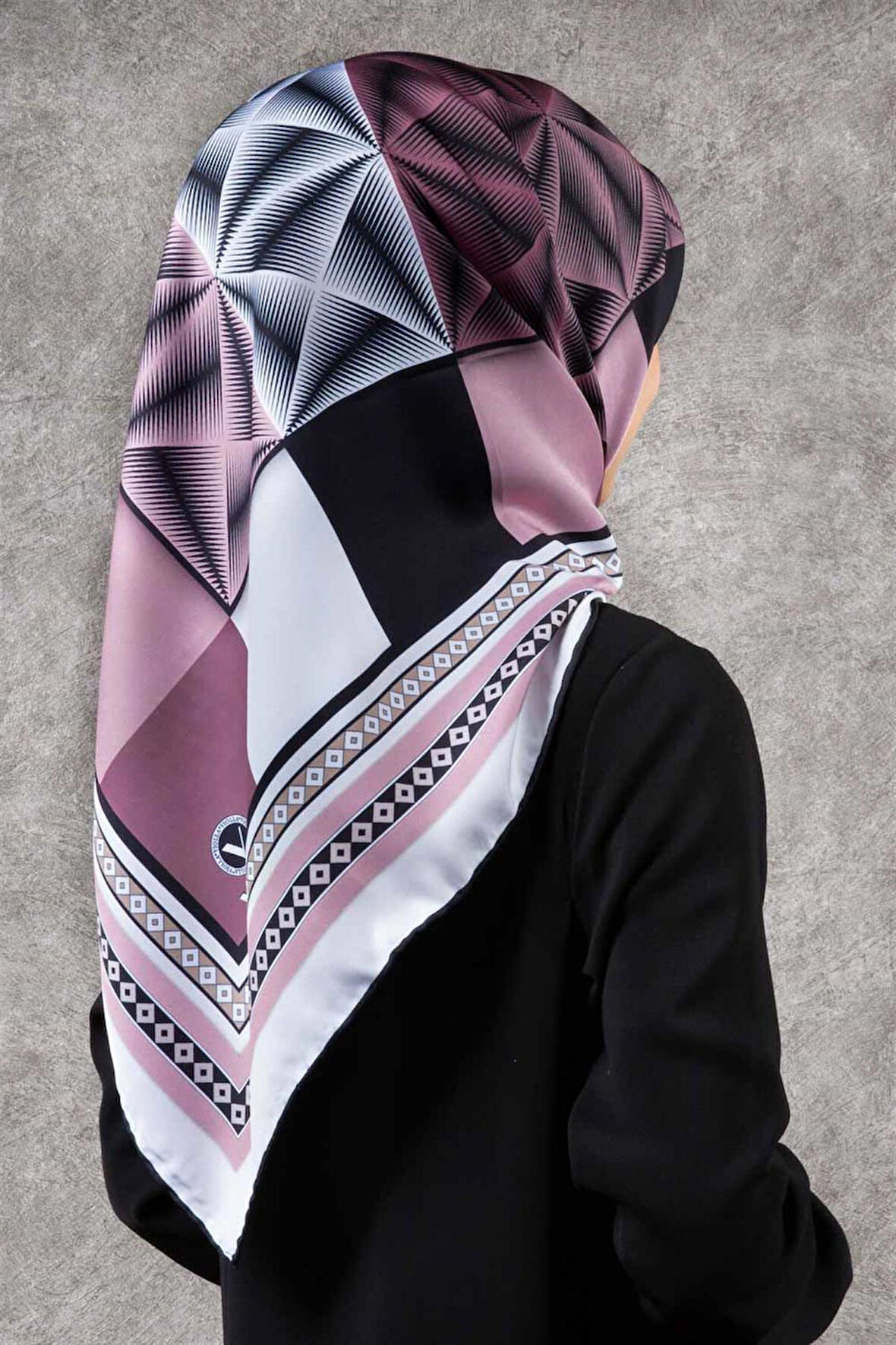 Twill Geometrik Desenli Pudra - Krem Renkli 90x90 Eşarp (İpek İçermez) Kenar Dikiş Şekli El Dikişli