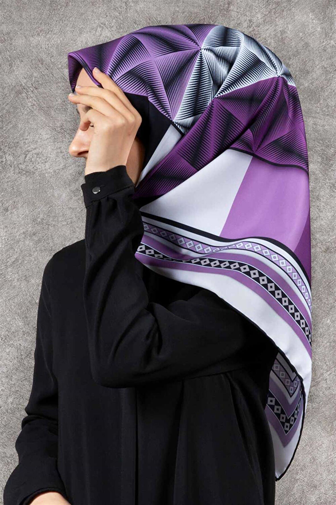 Twill Geometrik Desenli Lila - Krem Renkli 90x90 Eşarp (İpek İçermez) Kenar Dikiş Şekli El Dikişli