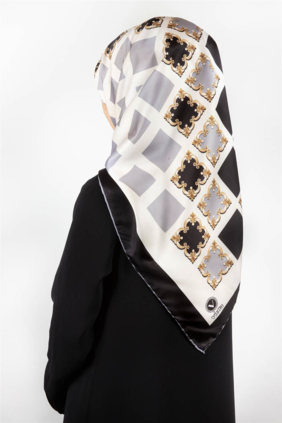 Twill Gold Detaylı Kare Desenli Siyah - Gümüş Renkli 90x90 Eşarp (İpek İçermez) Kenar Dikiş Şekli El Dikişli