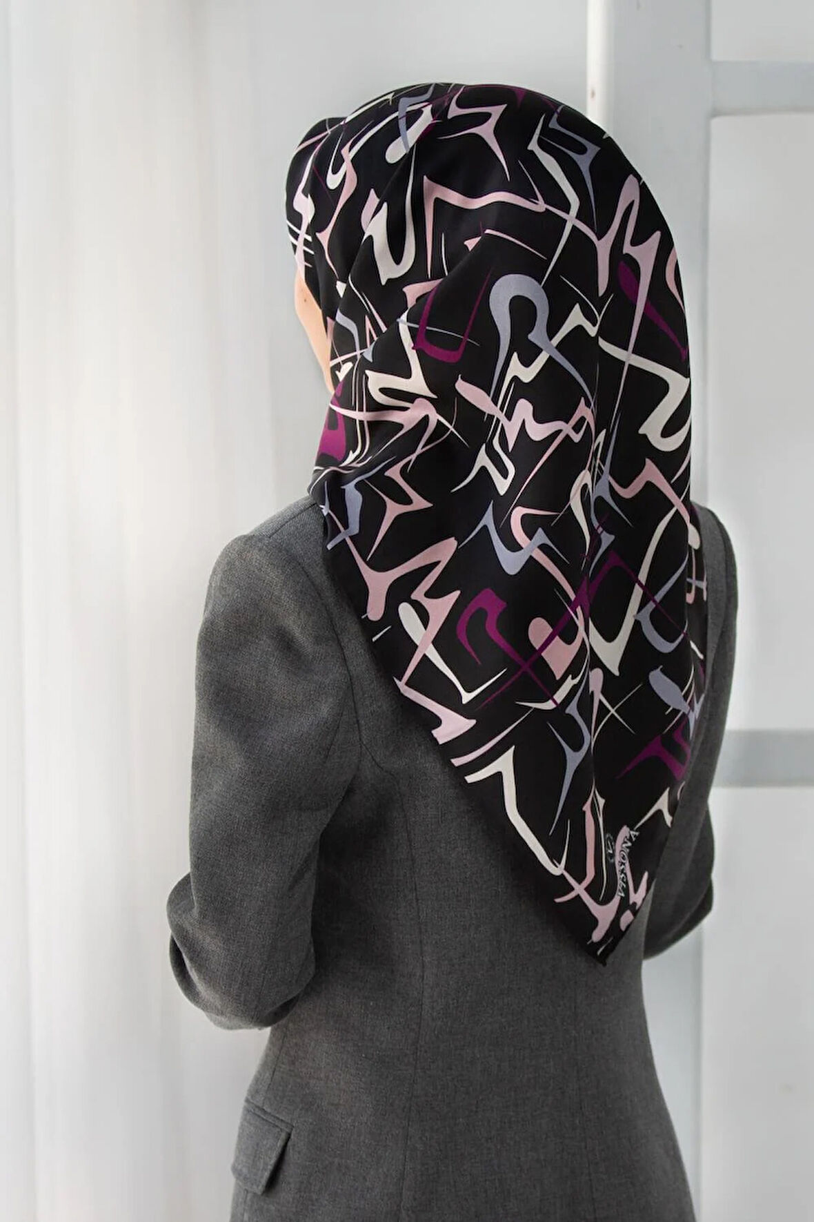 %100 Twill İpek Soyut Geometrik Desenli Mürdüm - Pudra Renkli 90x90 Eşarp Dikim Şekli : El Dikişi