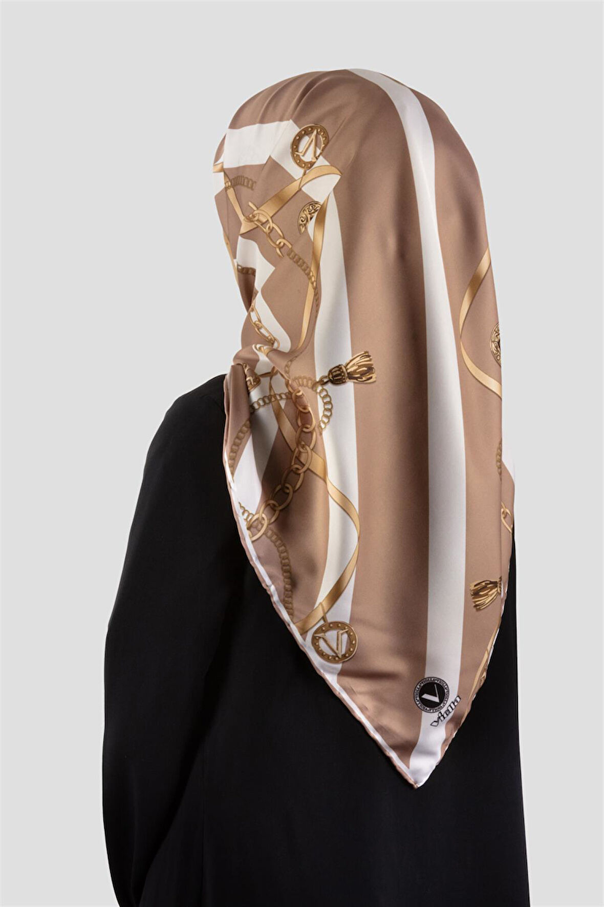 Twill Çizgili Kemer ve Zinci Desenli Vizon Renkli 90x90 Eşarp (İpek İçermez) Kenar Dikiş Şekli El Dikişli