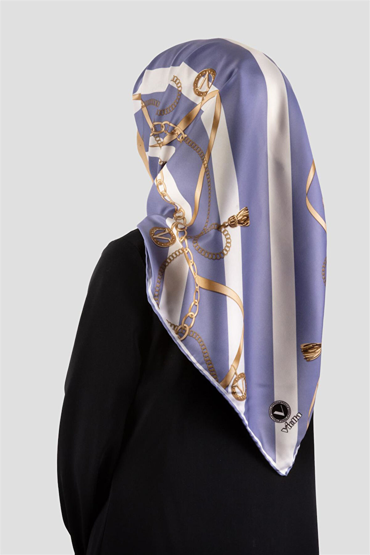 Twill Çizgili Kemer ve Zinci Desenli Bebe Mavisi Renkli 90x90 Eşarp (İpek İçermez) Kenar Dikiş Şekli El Dikişli