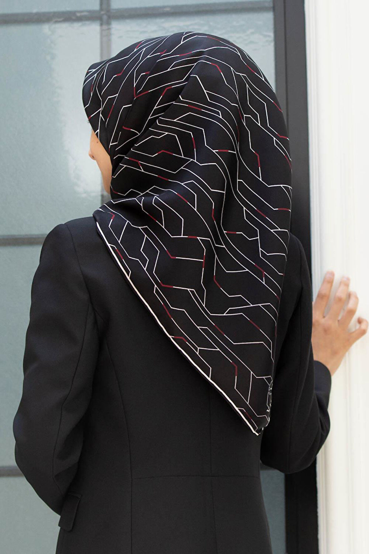 %100 Twill İpek Geometrik Desenli Siyah - Krem Renkli 90x90 Eşarp Dikim Şekli : El Dikişi