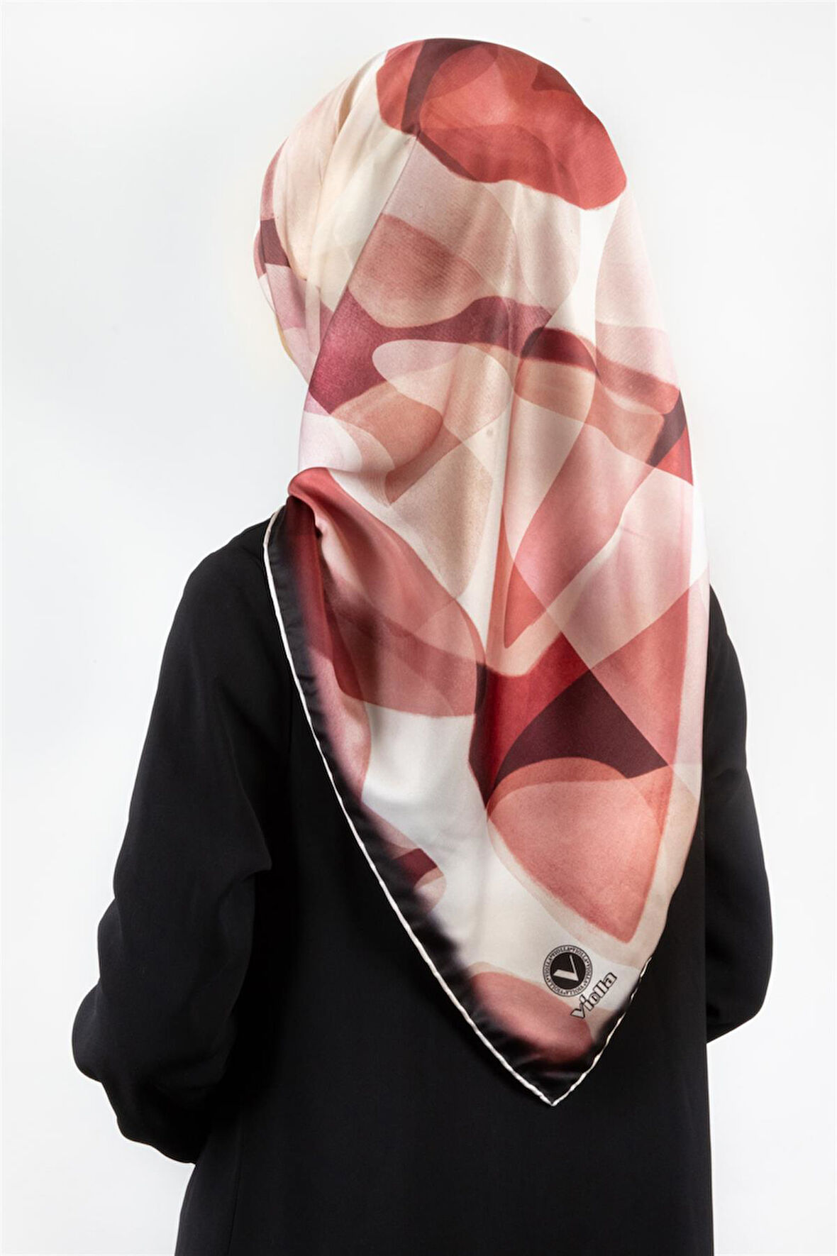 Twill Geometrik Batik Desenli Pudra Renkli 90x90 Eşarp (İpek İçermez) Kenar Dikiş Şekli El Dikişli