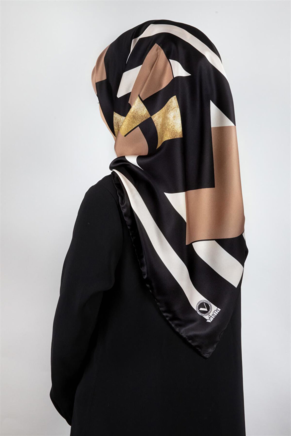 Twill Çizgili ve Gold Desenli Bej Renkli 90x90 Eşarp (İpek İçermez) Kenar Dikiş Şekli El Dikişli