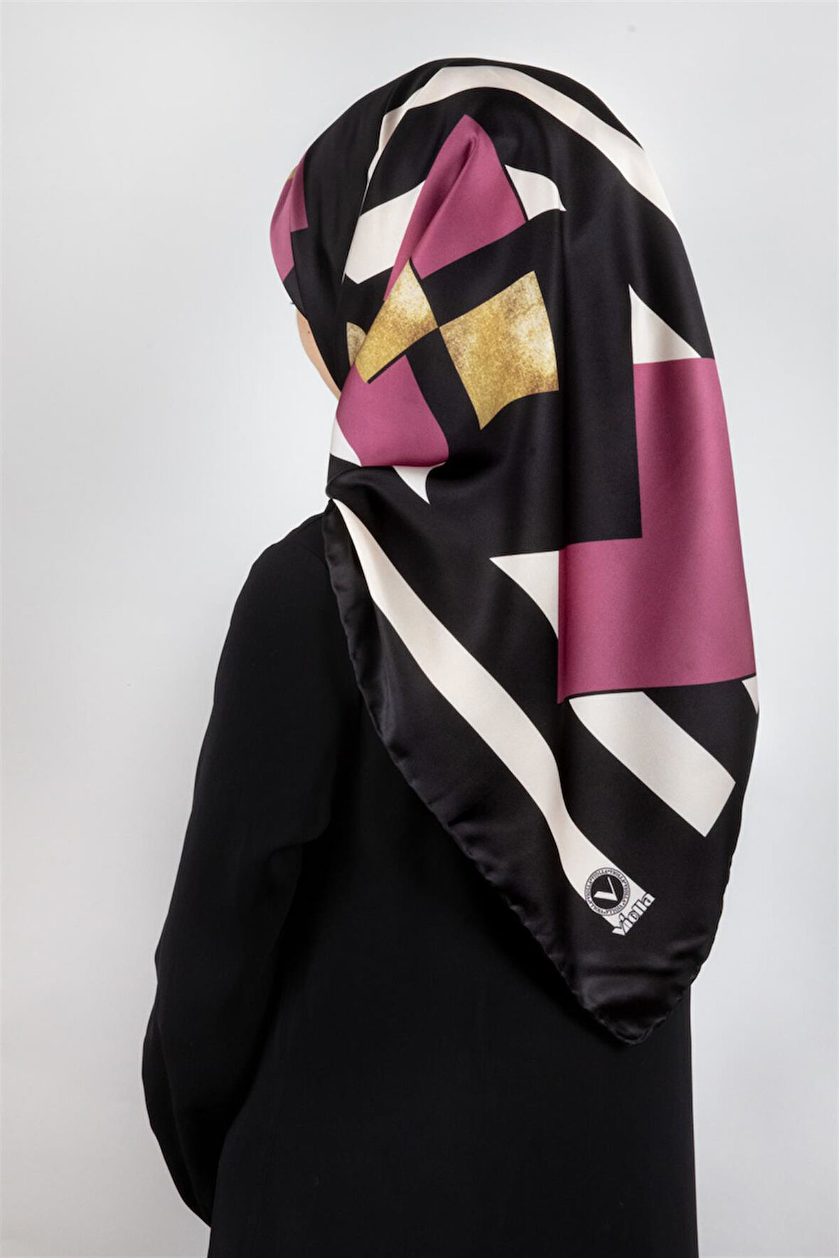 Twill Çizgili ve Gold Desenli Gül Kurusu Renkli 90x90 Eşarp (İpek İçermez) Kenar Dikiş Şekli El Dikişli