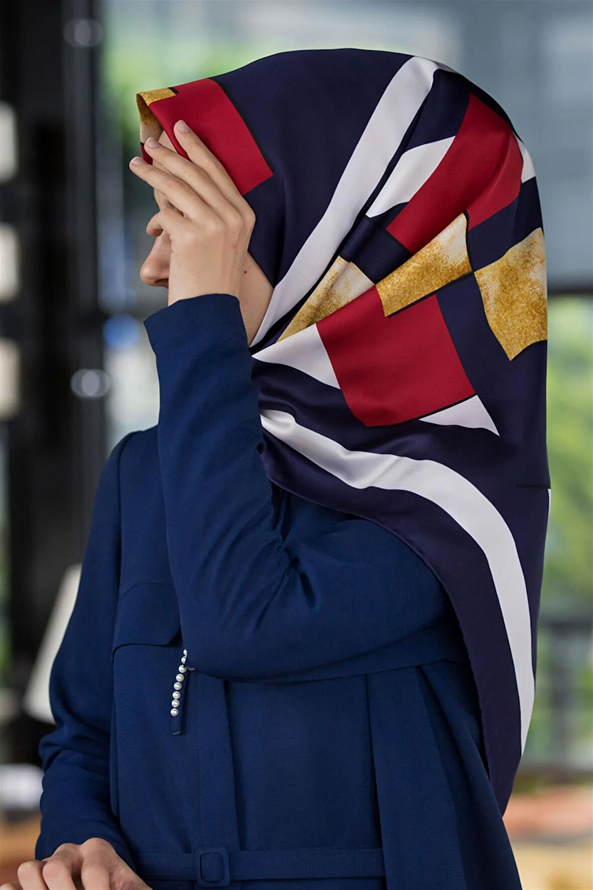 Twill Çizgili ve Gold Desenli Lacivert - Krem Renkli 90x90 Eşarp (İpek İçermez) Kenar Dikiş Şekli El Dikişli