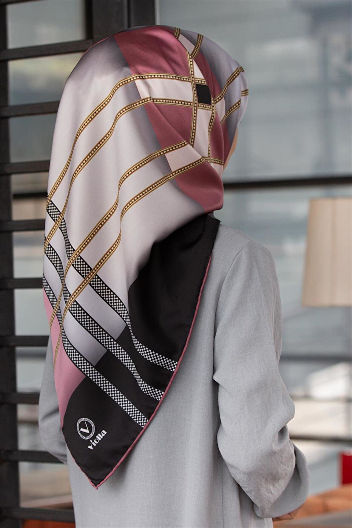 Twill Geometrik Desenli Gri - Pudra Renkli 90x90 Eşarp (İpek İçermez) Kenar Dikiş Şekli El Dikişli