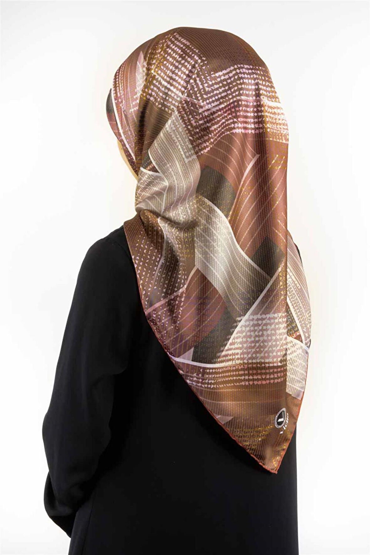 Twill Dokulu Geometrik Desenli Bakır Renkli 90x90 Eşarp (İpek İçermez) Kenar Dikiş Şekli El Dikişli