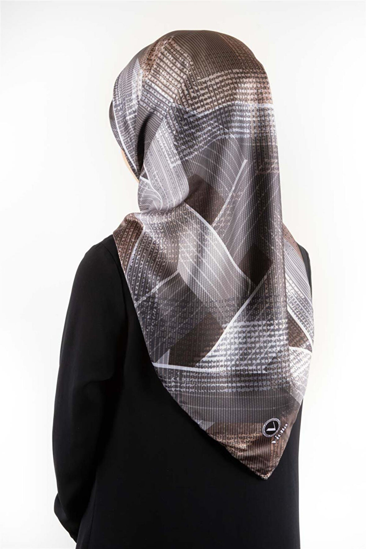 Twill Dokulu Geometrik Desenli Gri - Bej Renkli 90x90 Eşarp (İpek İçermez) Kenar Dikiş Şekli El Dikişli