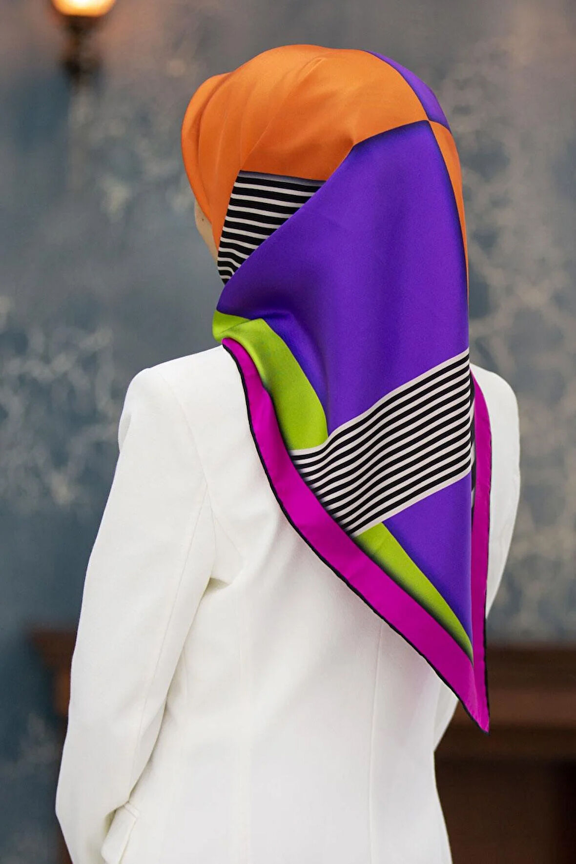 %100 Twill İpek Çizgili ve Geometrik Desenli Fuşya - Turuncu Renkli 90x90 Eşarp Dikim Şekli : El Dikişi