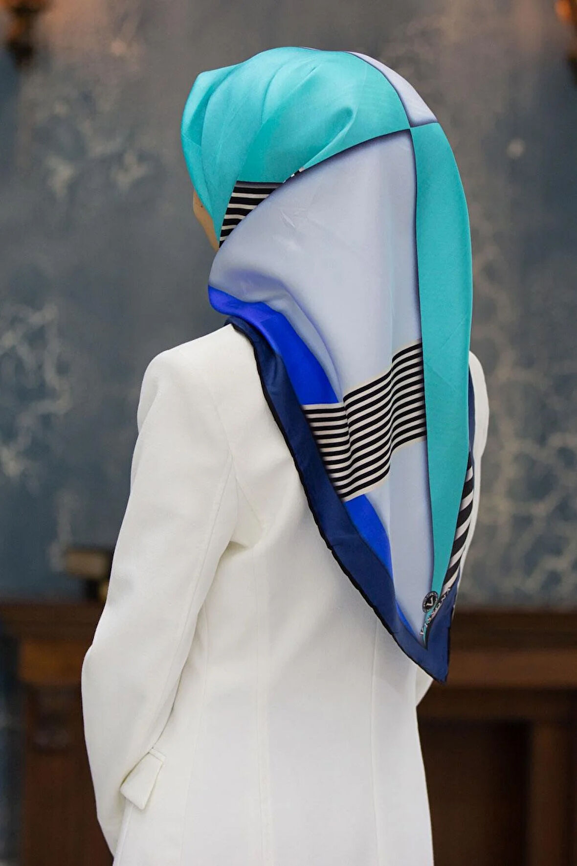 %100 Twill İpek Çizgili ve Geometrik Desenli Saks - Mint Yeşili Renkli 90x90 Eşarp Dikim Şekli : El Dikişi