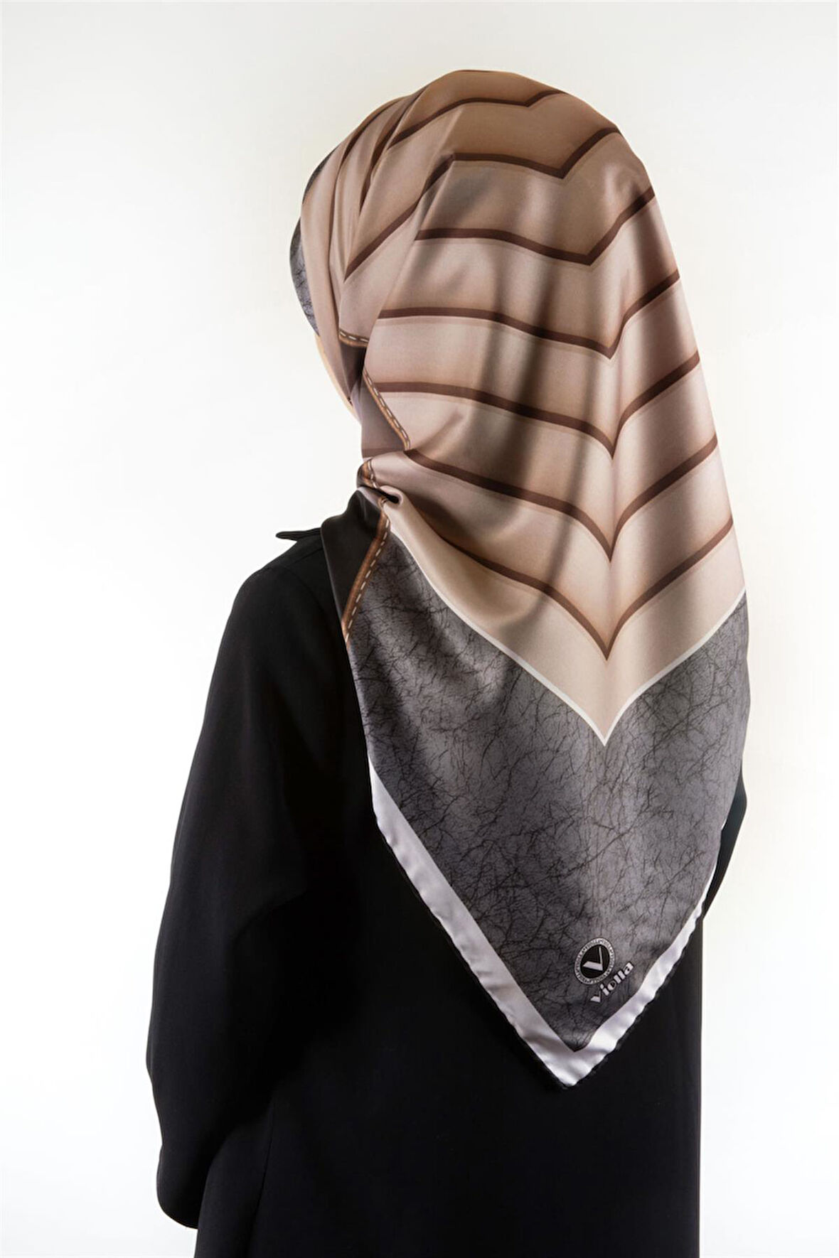 Twill Zigzag Desenli Gri - Bej Renkli 90x90 Eşarp (İpek İçermez) Kenar Dikiş Şekli El Dikişli