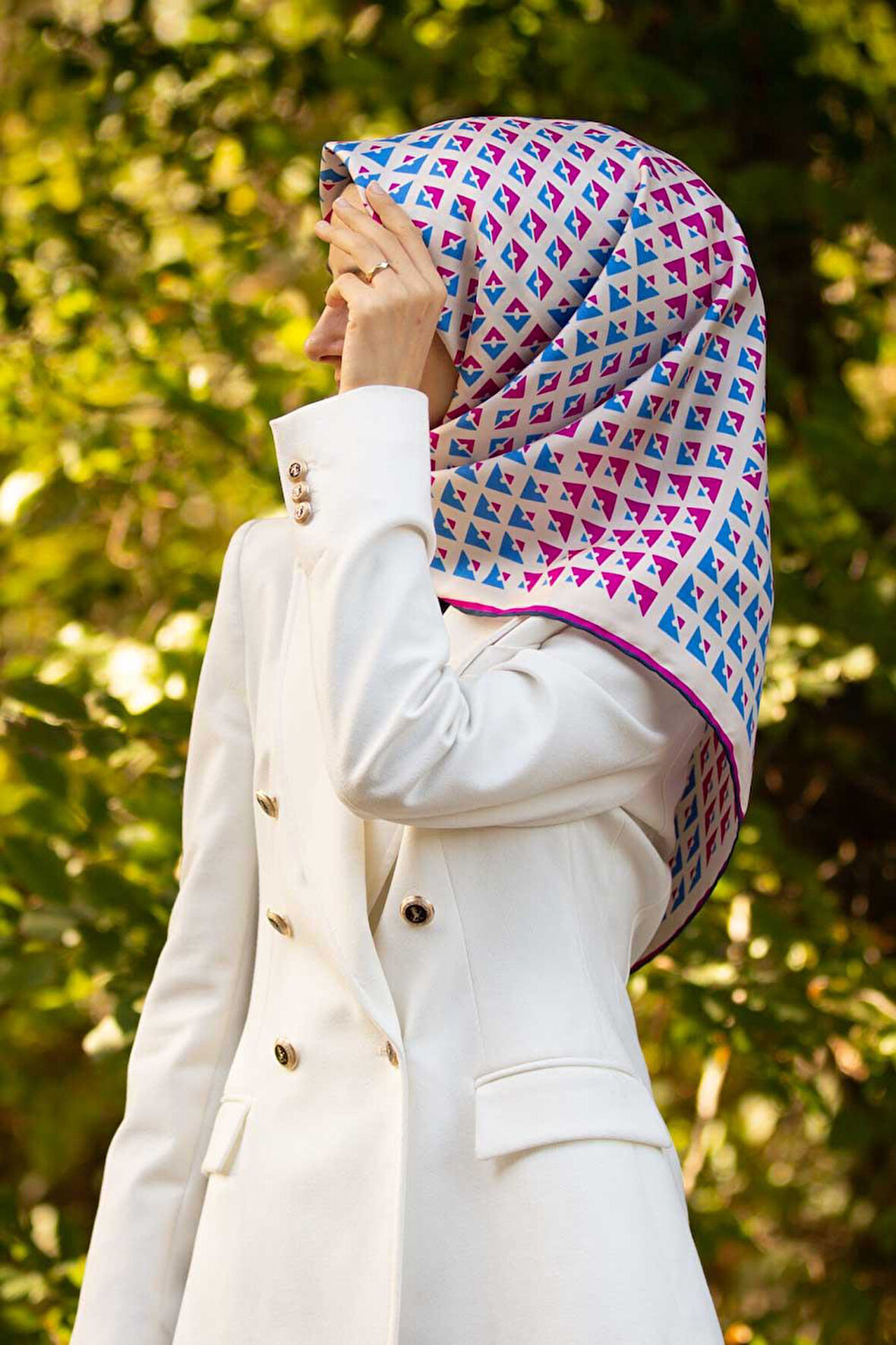 %100 Twill İpek Geometrik Desenli Saks - Fuşya Renkli 90x90 Eşarp Dikim Şekli : El Dikişi