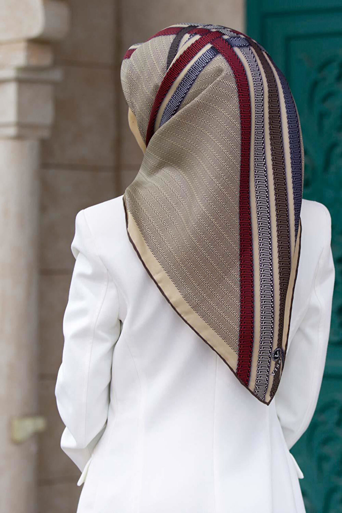 %100 Twill İpek Dikiş Motifli Ve Bant Desenli Bej - Sütlü Kahve Renkli 90x90 Eşarp Dikim Şekli : El Dikişi