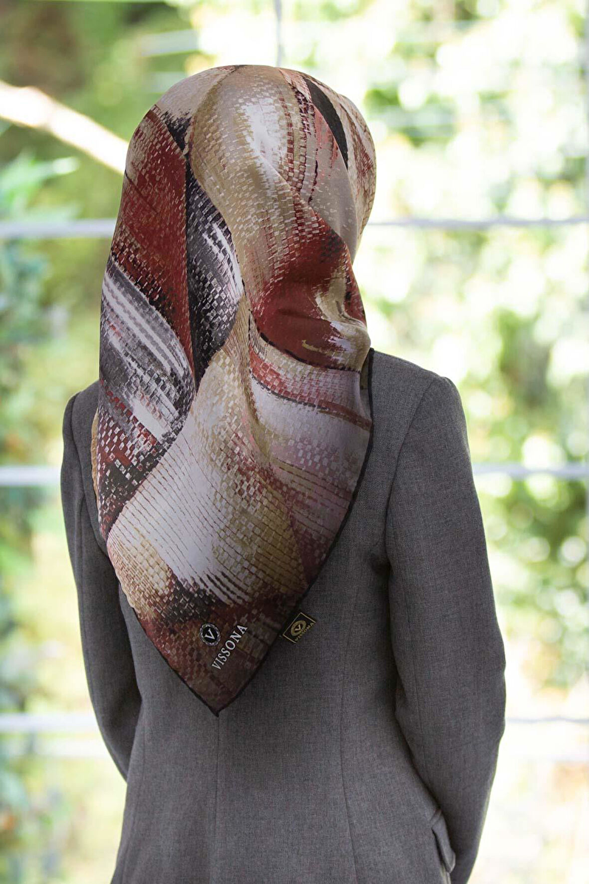 %100 Twill İpek Efektli ve Geometrik Desenli Bej - Kırmızı Renkli 90x90 Eşarp Dikim Şekli : El Dikişi