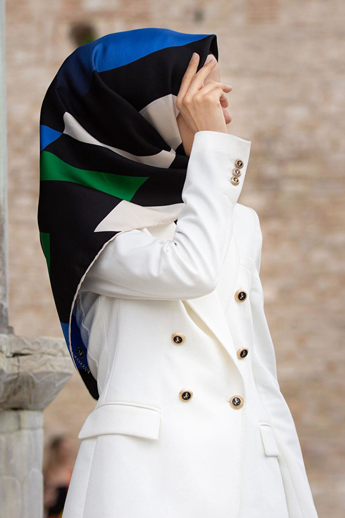 %100 Twill İpek Geometrik Desenli Zümrüt Yeşili - Saks Renkli 90x90 Eşarp Dikim Şekli : El Dikişi