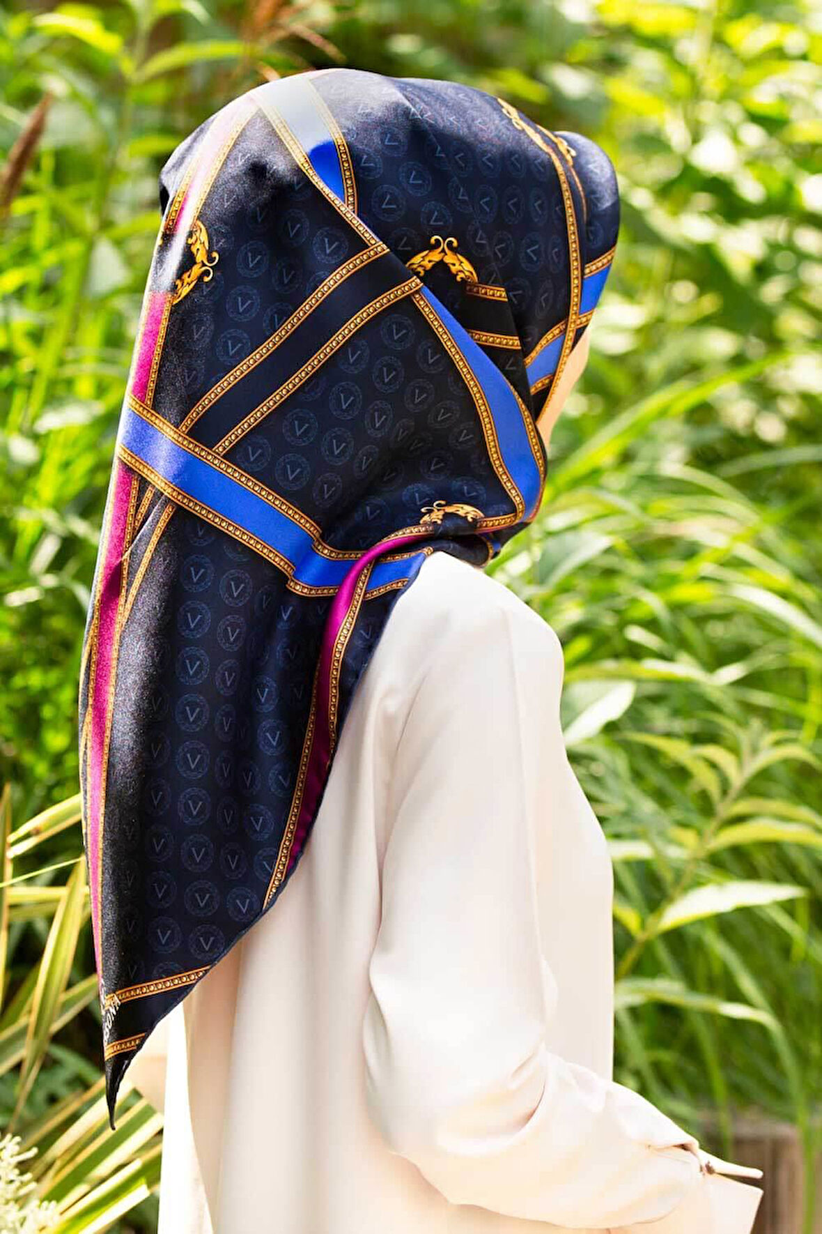 %100 Twill İpek Kemerli Ve Monogram Desenli Lacivert - Fuşya Renkli 90x90 Eşarp Dikim Şekli : El Dikişi