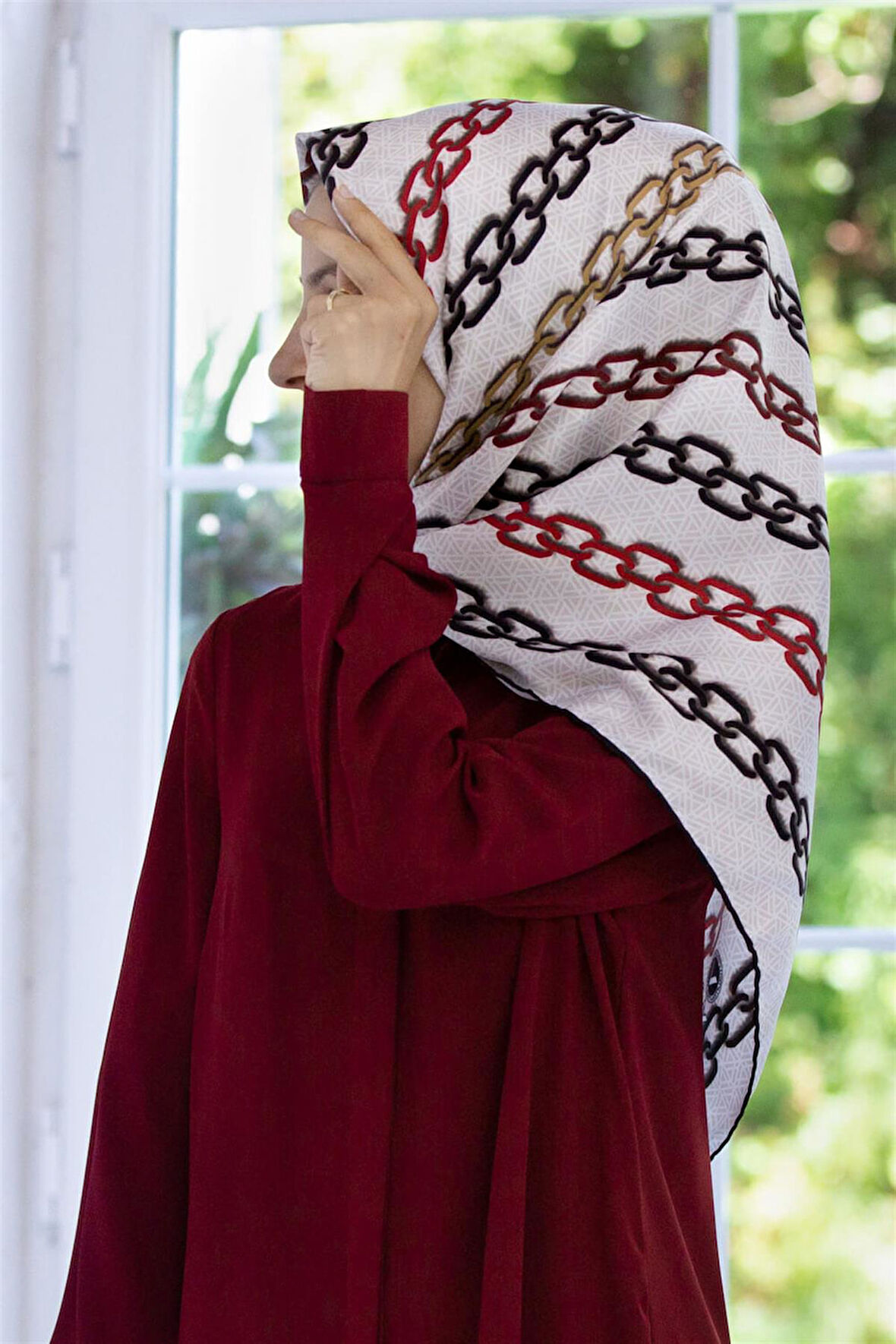 Twill Zincir Desenli Krem - Bordo Renkli 90x90 Eşarp (İpek İçermez) Kenar Dikiş Şekli El Dikişli