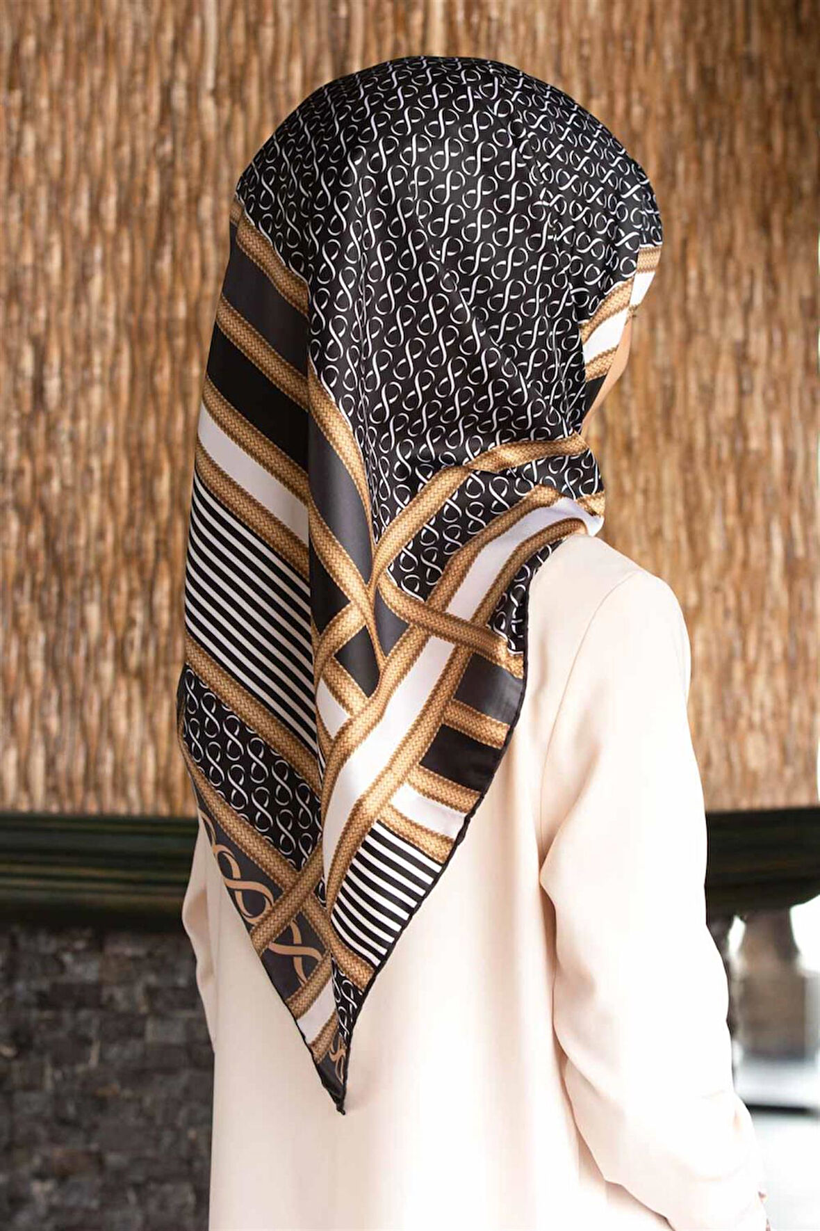 Twil Geometrik Desenli Füme Renkli 90x90 Eşarp (İpek İçermez) Dikim Şekli : El Dikişi