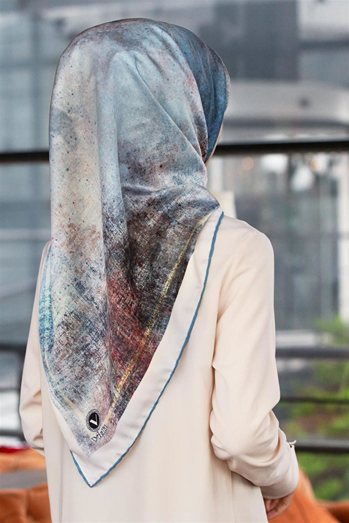 Twil Dokulu Desenli Bebe Mavisi Renkli 90x90 Eşarp (İpek İçermez) Dikim Şekli : El Dikişi