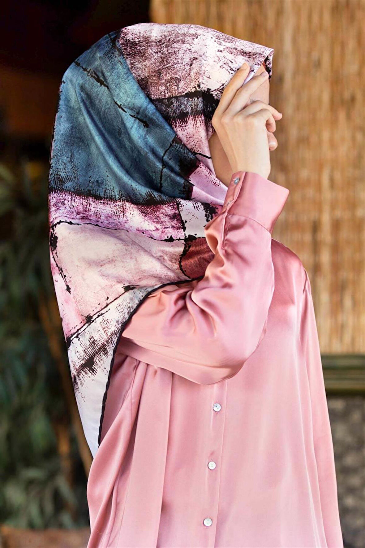 Twil Yamalı Ve Geometrik Desenli Pudra Renkli 90x90 Eşarp (İpek İçermez) Dikim Şekli : El Dikişi