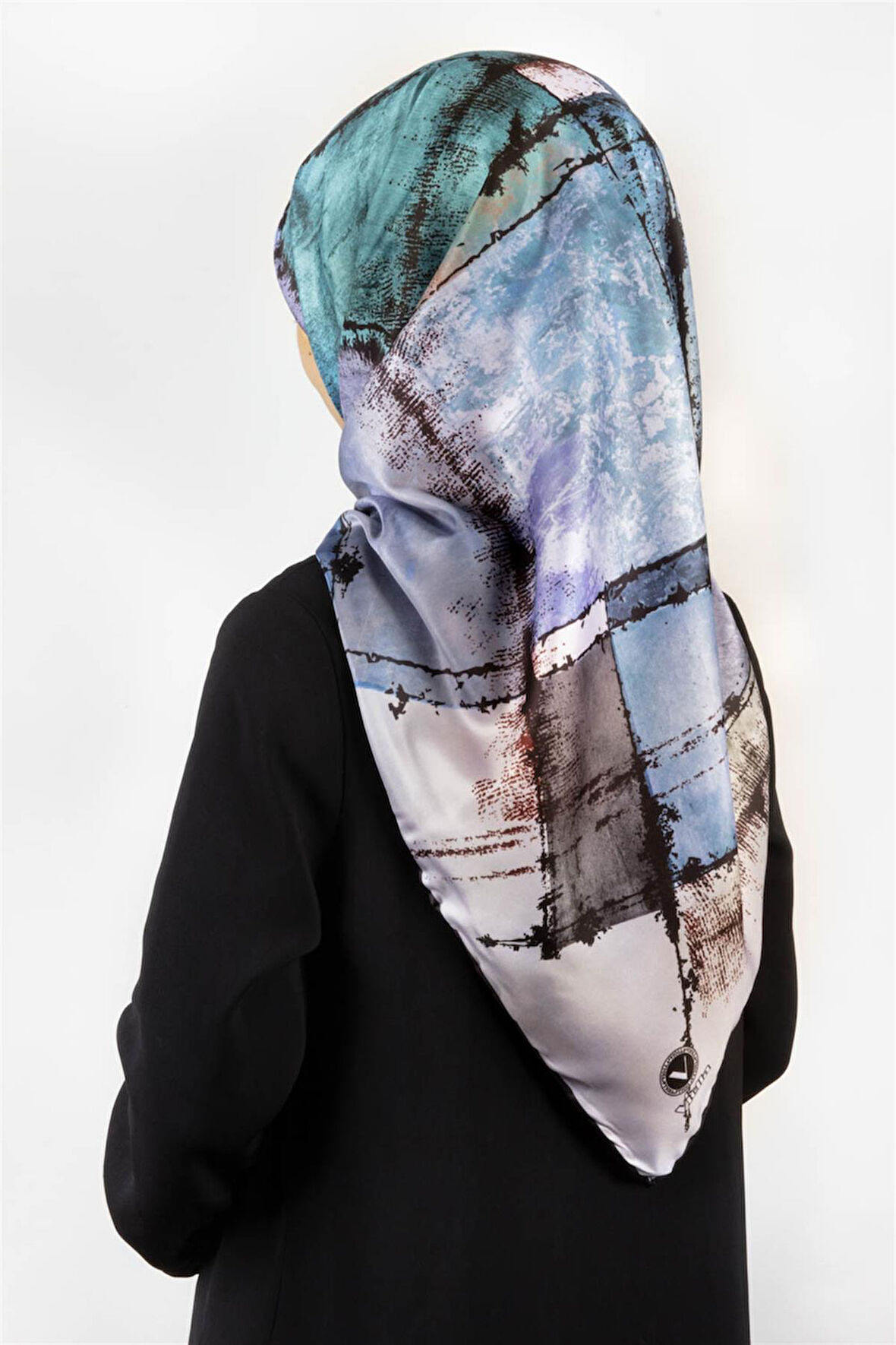 Twil Yamalı Ve Geometrik Desenli Saks Renkli 90x90 Eşarp (İpek İçermez) Dikim Şekli : El Dikişi