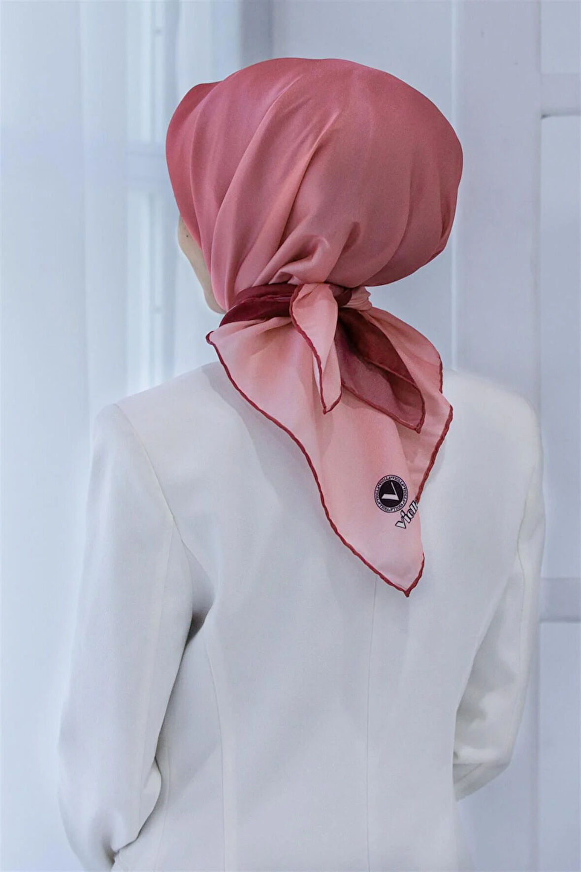 Kristal Degrade Desenli Pudra Renkli 90x90 Eşarp (İpek İçermez) Kenar Dikiş Şekli El Dikişli