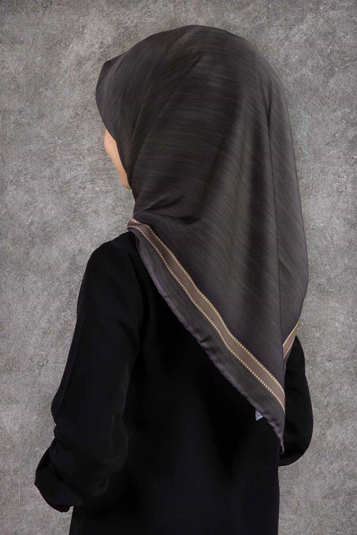 Twill Efektli Bordür Desenli Sütlü Kahve Renkli 90x90 Eşarp (İpek İçermez) Dikim Şekli : El Dikişi