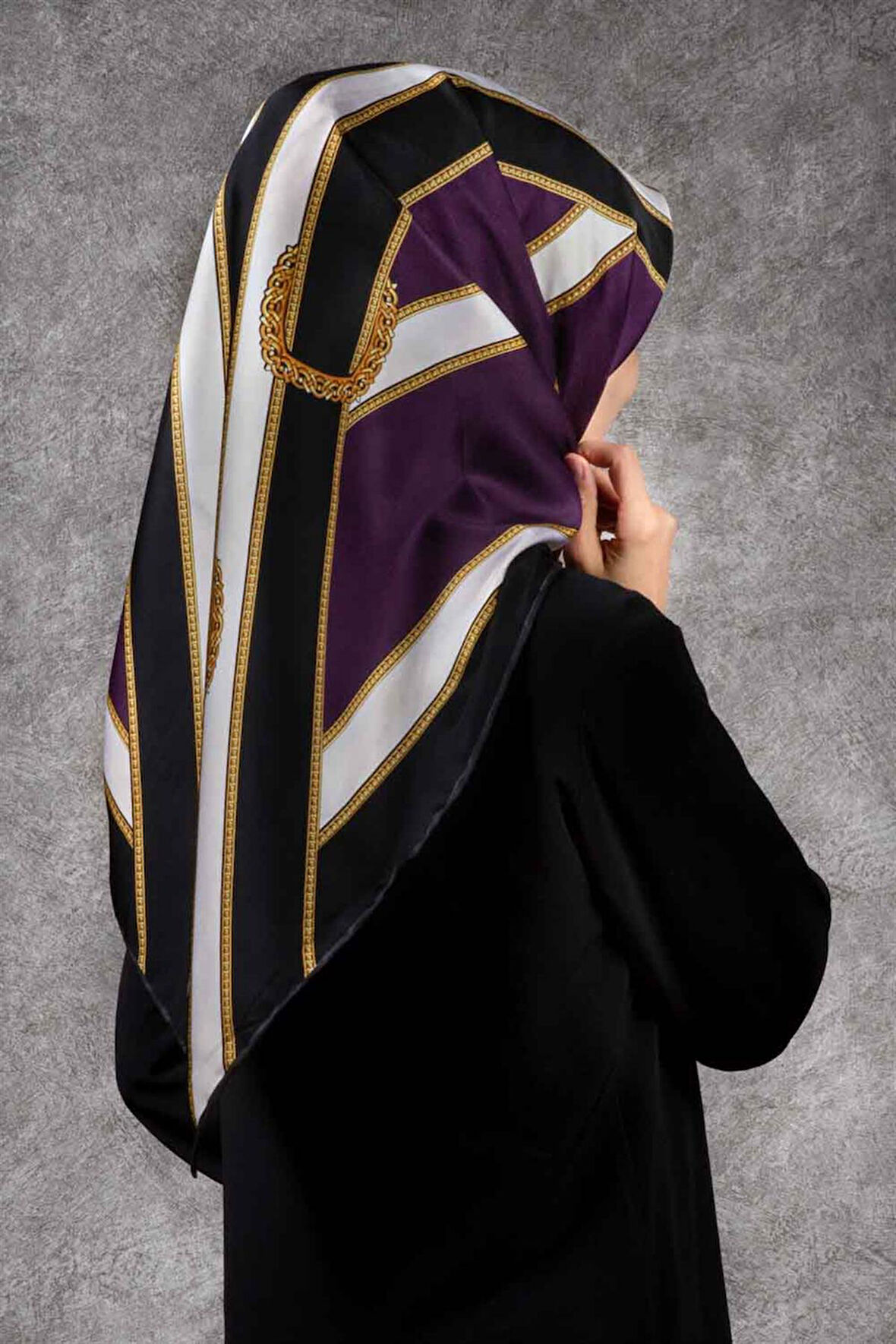 Twill Kemerli Ve Geometrik Desenli Mürdüm - Siyah Renkli 90x90 Eşarp (İpek İçermez) Dikim Şekli : El Dikişi