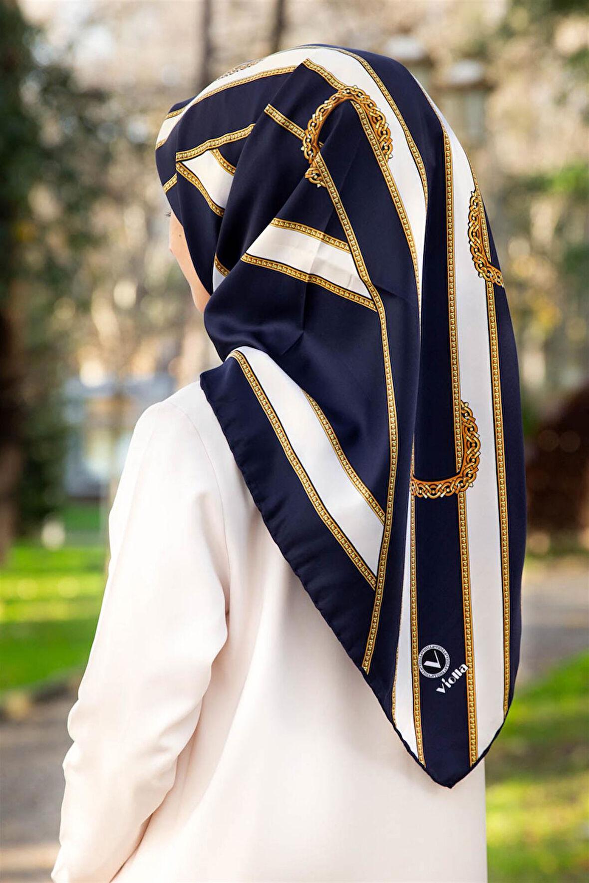 Twill Kemerli Ve Geometrik Desenli Lacivert - Krem Renkli 90x90 Eşarp (İpek İçermez) Dikim Şekli : El Dikişi