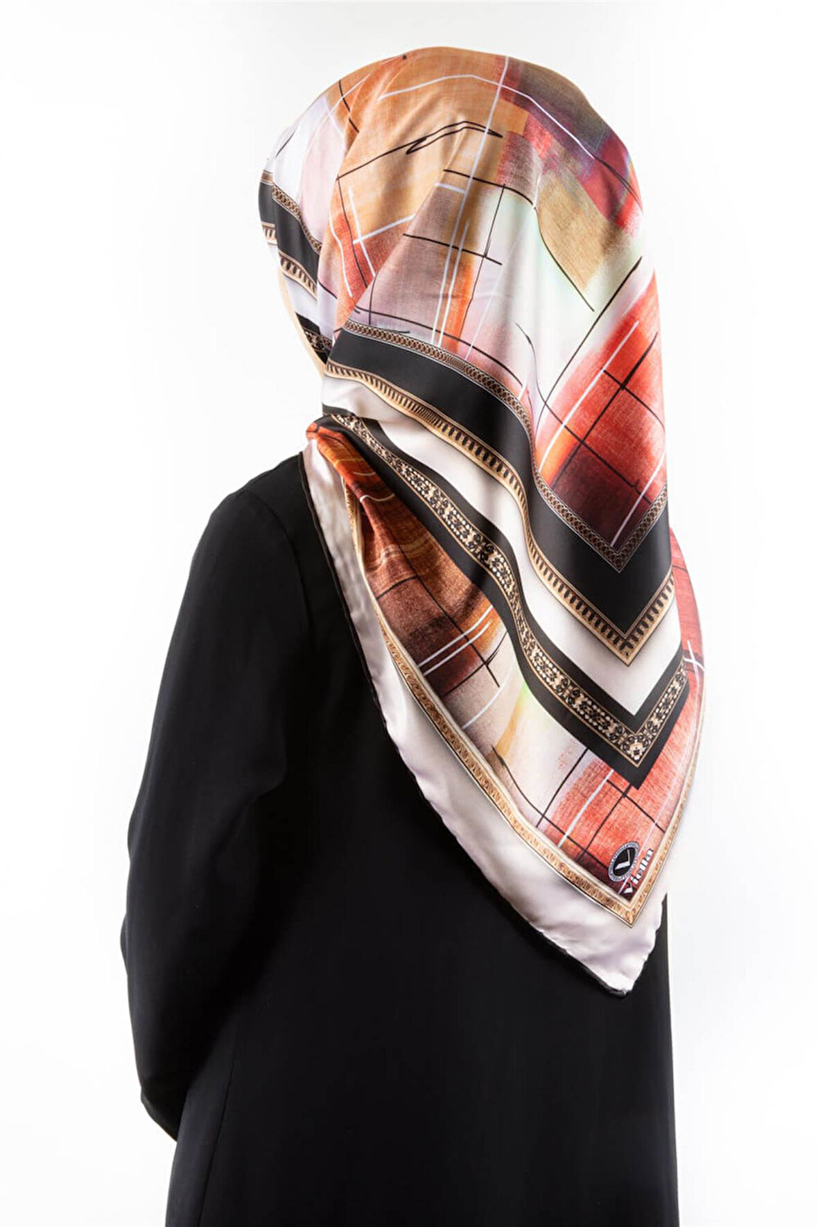 Twill Gold Çerçeveli ve Fırça Desenli Pudra Renkli 90x90 Eşarp (İpek İçermez) Dikim Şekli : El Dikişi