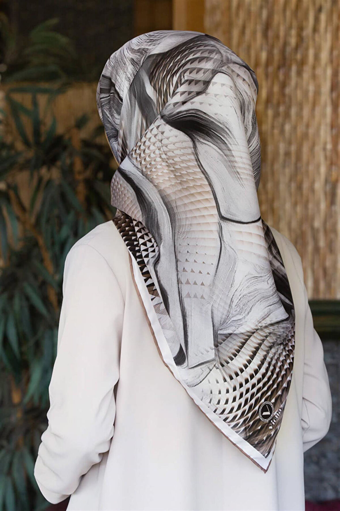 Twill Geometrik Ve Dalga Desenli Bej Renkli 90x90 Eşarp (İpek İçermez) Dikim Şekli : El Dikişi