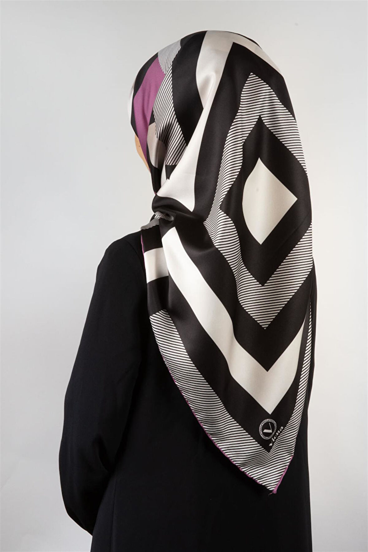 Twill Geometrik Desenli Lila Renkli 90x90 Eşarp (İpek İçermez) Dikim Şekli : El Dikişi